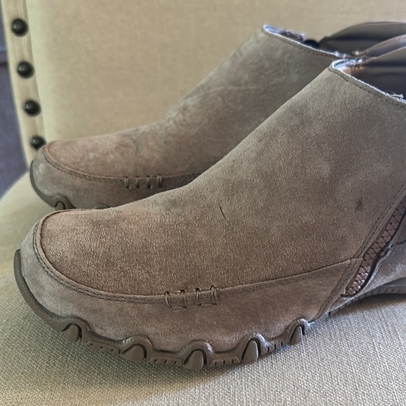 Skechers Women’s Relaxed Fit Suede Side Zip Bikers Ankle Boots Taupe Size 8.5 - Picture 3 of 12